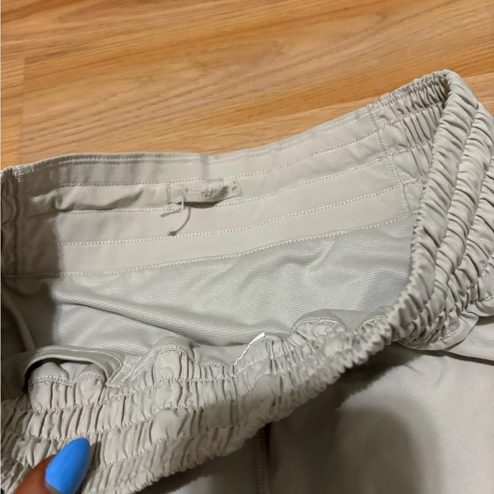 LULULEMON Cream hotty hot 2.5in Shorts - Picture 4 of 5